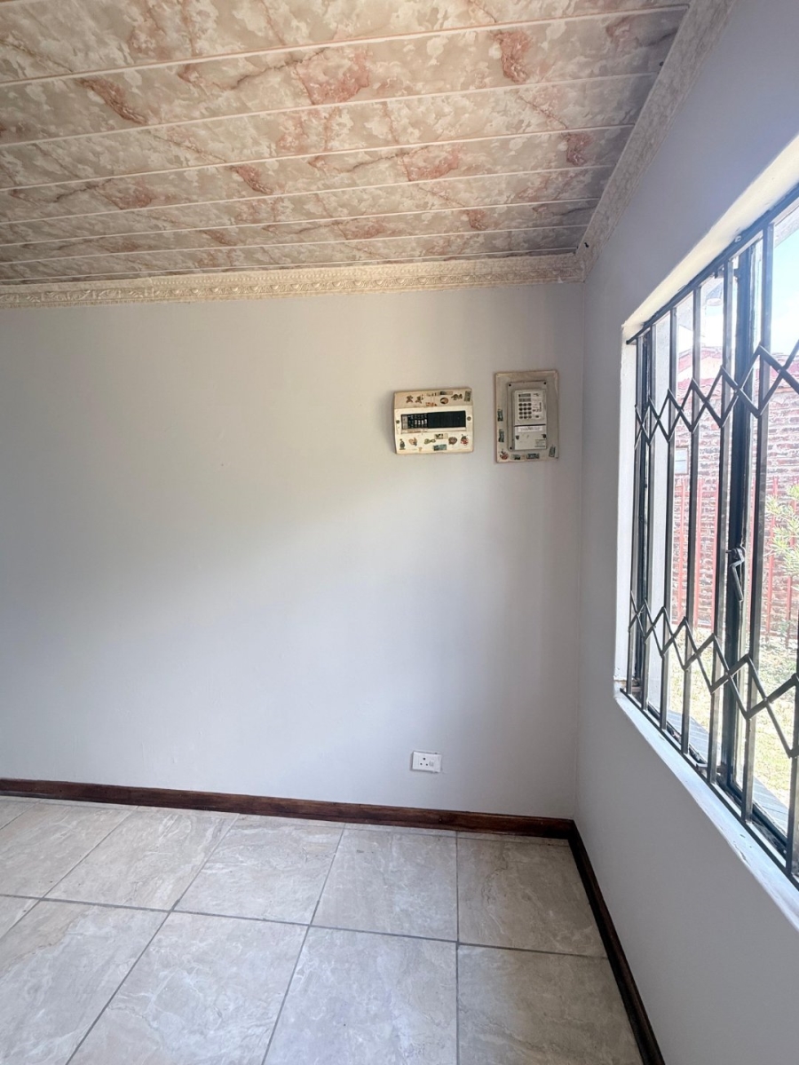 2 Bedroom Property for Sale in Molifi Tau Kloof Free State